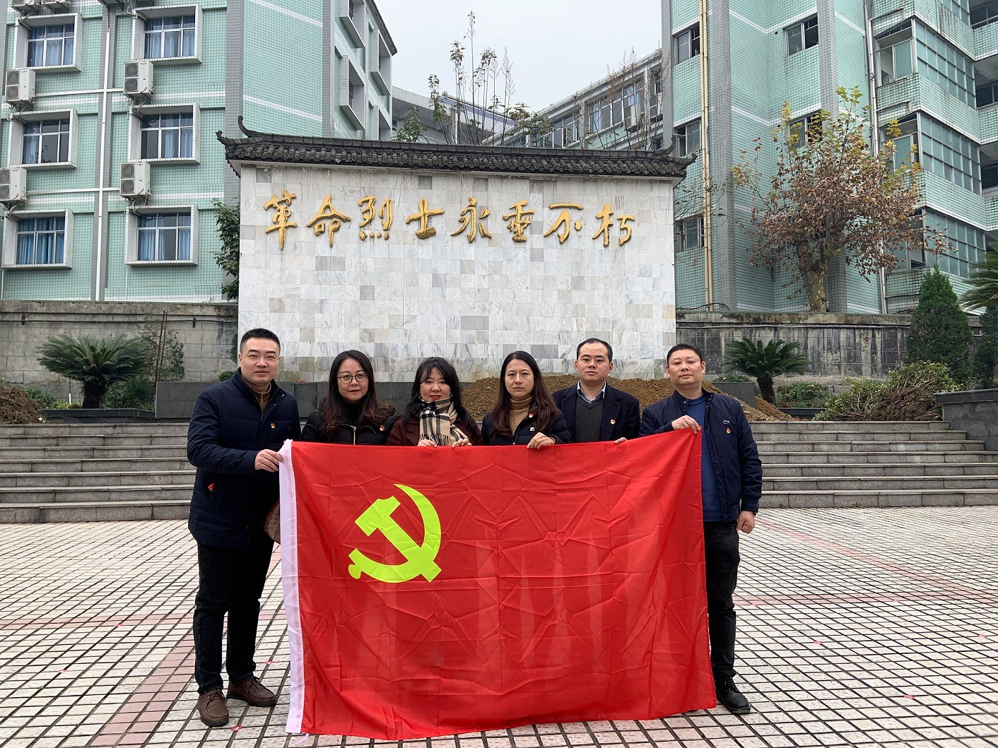 参观南川革命烈士陵园照片.jpg